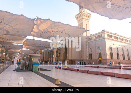 MEDINA, Saudi-Arabien - 6. März 2015: Pilger Fuß unter Riesenschirme auf Nabawi Moschee-Gelände. Stockfoto