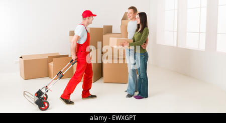 paar in neues Zuhause bewegen und Lieferbote Paket erhalten Stockfoto