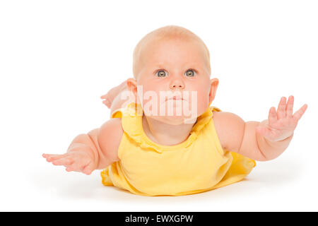 Mollig Baby auf dem Bauch im gelben Body Verlegung Stockfoto