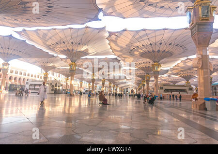 MEDINA, Saudi-Arabien - 6. März 2015: Pilger Fuß unter Riesenschirme auf Nabawi Moschee-Gelände. Stockfoto