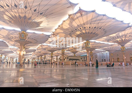 MEDINA, Saudi-Arabien - 6. März 2015: Pilger Fuß unter Riesenschirme auf Nabawi Moschee-Gelände. Stockfoto