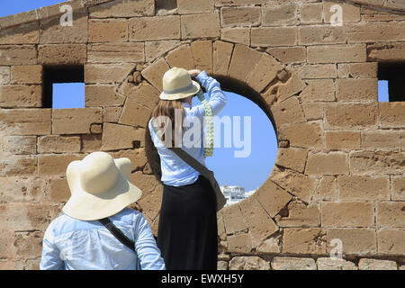 Touristen fotografieren die Aussicht von der Skala Hafen von Essaouira, befestigte die Küsten Stadt in Marokko, Nordafrika Stockfoto