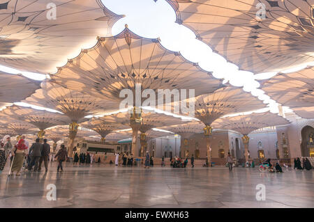 MEDINA, Saudi-Arabien - 6. März 2015: Pilger Fuß unter Riesenschirme auf Nabawi Moschee-Gelände. Stockfoto