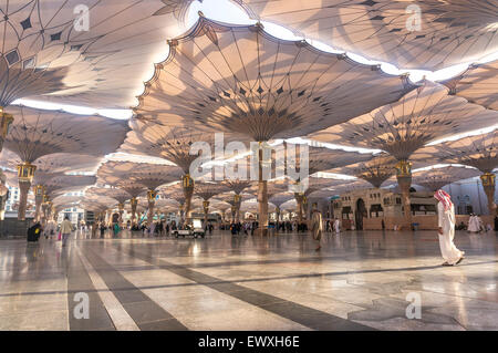 MEDINA, Saudi-Arabien - 6. März 2015: Pilger Fuß unter Riesenschirme auf Nabawi Moschee-Gelände. Stockfoto