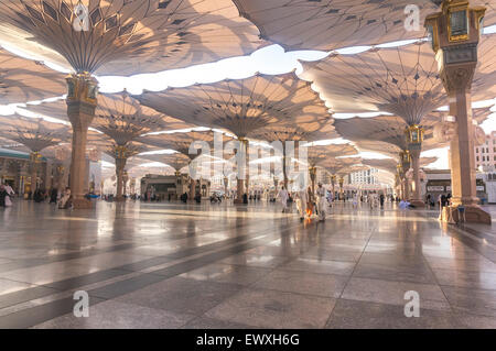 MEDINA, Saudi-Arabien - 6. März 2015: Pilger Fuß unter Riesenschirme auf Nabawi Moschee-Gelände. Stockfoto