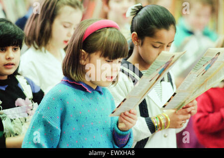 Kinder von Abingdon Junior School Aufsehen ganz wenn sie Weihnachtslieder bei Middlesbrough Zentralbibliothek, 9. Dezember 1992 sangen. Stockfoto