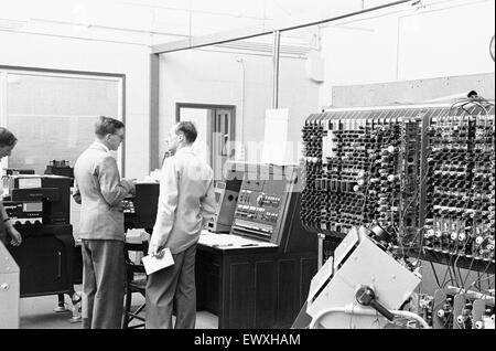 Täglicher Spiegel Ruggles verfügen, auf die das Team der National Physical Laboratory, Teddington, Entwicklung der automatischen Computing Engine bekannt als Pilot ACE. Der Pilot ACE lief sein erste Programm auf 10. Mai 1950 und zeigte sich gegenüber der Presse im Decemb Stockfoto