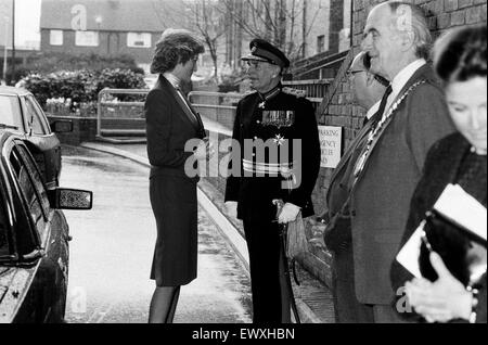 Prinzessin Diana besucht die Boyd Gericht Guinness Vertrauen Wohnsiedlung, Bracknell, Berkshire. 25. März 1988. Stockfoto