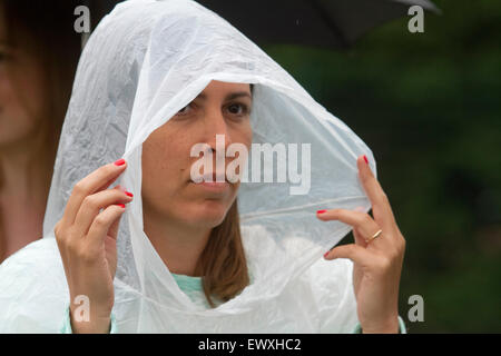 Wimbledon London, UK. 2. Juli 2015. Menschen Schlange für Wimbledon Karten in einem Regen Nieselregen bietet eine Atempause nach der Hitzewelle am Vortag Kredit gefangen sind: Amer Ghazzal/Alamy Live-Nachrichten Stockfoto