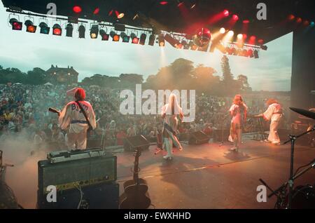 Ein 60er und 70er Jahre Konzert mit Look-a-Like Bands Beatlemania und Björn Again fand in Ormesby Hall am Samstagabend vor einem Publikum von rund 3000. Die Beatlemania Jungs führen. Björn Again durchführen. 6. Juli 1998. Stockfoto