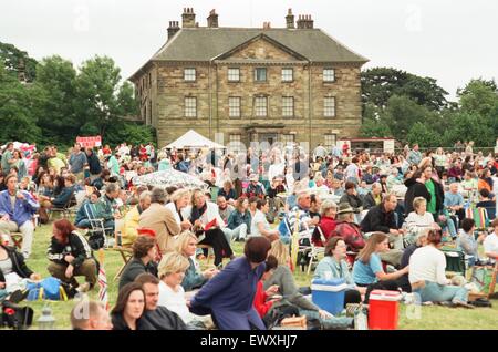 Ein 60er und 70er Jahre Konzert mit Look-a-Like Bands Beatlemania und Björn Again fand in Ormesby Hall am Samstagabend vor einem Publikum von rund 3000. 6. Juli 1998. Stockfoto