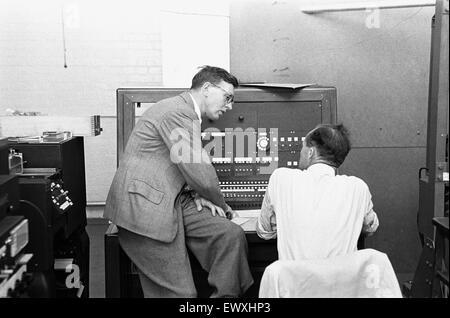 Täglicher Spiegel Ruggles verfügen, auf die das Team der National Physical Laboratory, Teddington, Entwicklung der automatischen Computing Engine bekannt als Pilot ACE. Der Pilot ACE lief sein erste Programm auf 10. Mai 1950 und zeigte sich gegenüber der Presse im Decemb Stockfoto