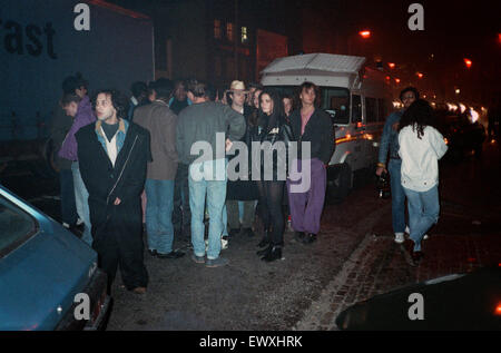 Acid House-Musik-Fans sammeln für eine Party. 10. November 1988. Stockfoto