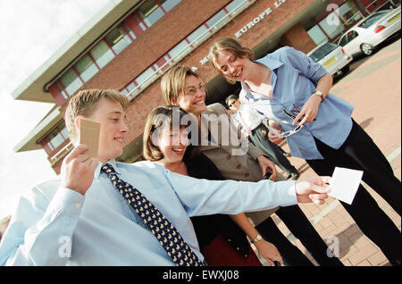 Menschen eine totale Sonnenfinsternis zu beobachten. 11. August 1999. Stockfoto