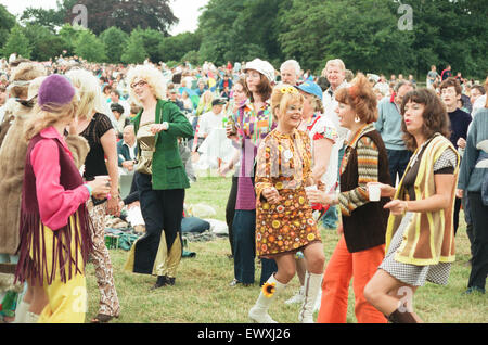 Ein 60er und 70er Jahre Konzert mit Look-a-Like Bands Beatlemania und Björn Again fand in Ormesby Hall am Samstagabend vor einem Publikum von rund 3000. 6. Juli 1998. Stockfoto