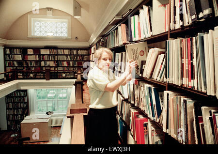 Renovierte, zentrale Bibliothek, Victoria Square, Middlesbrough, 30. Dezember 1992. Bibliothekar Diane Laybourne. Stockfoto