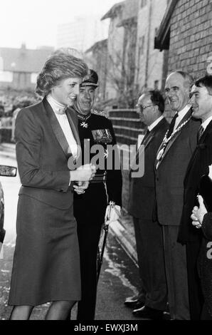 Prinzessin Diana besucht die Boyd Gericht Guinness Vertrauen Wohnsiedlung, Bracknell, Berkshire. 25. März 1988. Stockfoto