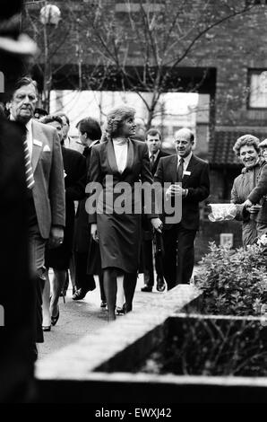 Prinzessin Diana besucht die Boyd Gericht Guinness Vertrauen Wohnsiedlung, Bracknell, Berkshire. 25. März 1988. Stockfoto