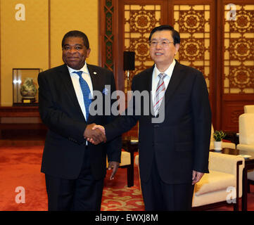 Peking, China. 2. Juli 2015. Zhang Dejiang (R), Vorsitzender des ständigen Ausschusses China des nationalen Volkskongresses, trifft sich mit Martin Chungong, Generalsekretär von der Interparlamentarischen Union (IPU), in Peking, Hauptstadt von China, 2. Juli 2015. © Liu Weibing/Xinhua/Alamy Live-Nachrichten Stockfoto