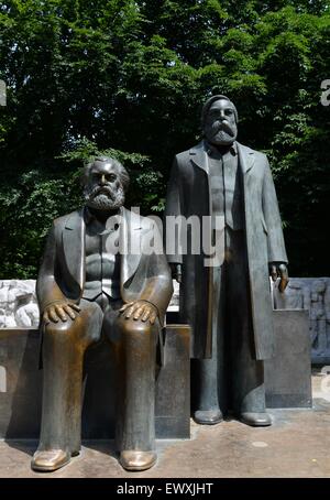 Bronzestatuen von Karl Marx und Friedrich Engels in Berlin, Deutschland Stockfoto