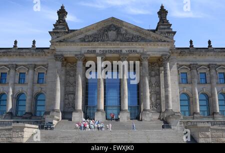 Menschen, die Schlange stehen, um den Reichstag in Berlin zu betreten, unter dem Motto dem Deutschen Volk Stockfoto