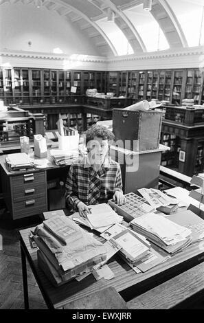 Zentralbibliothek, Victoria Square, Middlesbrough, 21. Oktober 1985. Bibliothekar, Catherine Thompson im Referenzbereich. Stockfoto