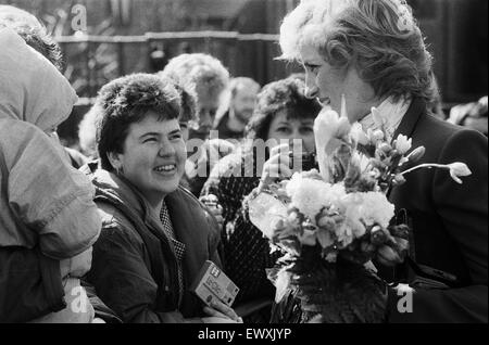 Prinzessin Diana besucht die Boyd Gericht Guinness Vertrauen Wohnsiedlung, Bracknell, Berkshire. 25. März 1988. Stockfoto