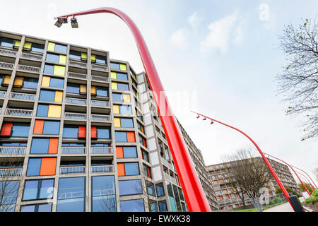 Regeneration. Moderne Straßenbeleuchtung neben einem neu modernisierte Apartment Block und renovierten Apartments, Park Hill, Sheffield, England, Großbritannien Stockfoto