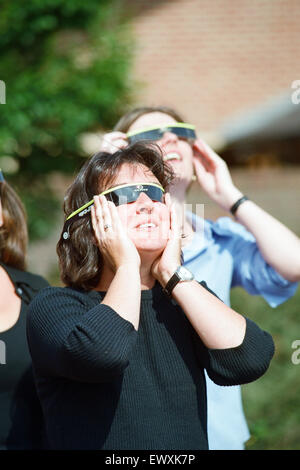 Menschen eine totale Sonnenfinsternis zu beobachten. 11. August 1999. Stockfoto