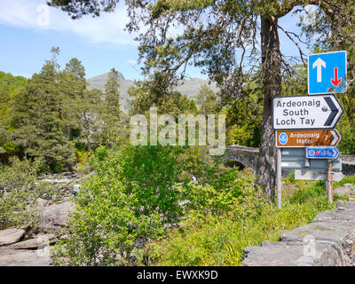 Wegweiser zu Loch Tay Killin Village, Perthshire, Highlands, Schottland, Vereinigtes Königreich. Stockfoto