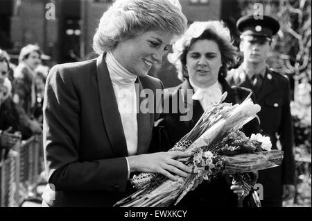 Prinzessin Diana besucht die Boyd Gericht Guinness Vertrauen Wohnsiedlung, Bracknell, Berkshire. 25. März 1988. Stockfoto