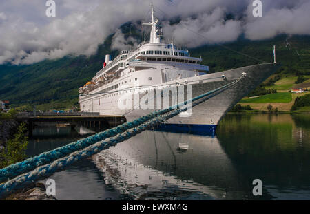 Die Fred Olsen Linie Kreuzfahrtschiff Black Watch in der kleinen Norwegisch Port Olden angedockt Stockfoto