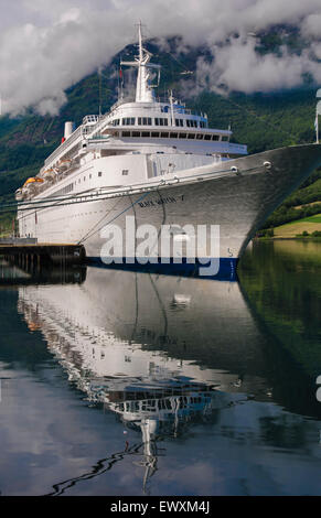 Die Fred Olsen Linie Kreuzfahrtschiff Black Watch in der kleinen Norwegisch Port Olden angedockt Stockfoto