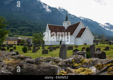 Schöne Holz-Kirche in Olden Norwegen. Alte Kirche im Jahre 1759 gebaut wurde genannt Stockfoto