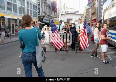 Checkpoint Charlie, Berlin, Deutschland. Touristen, die Fotos mit Militärangehörigen machen. Stockfoto