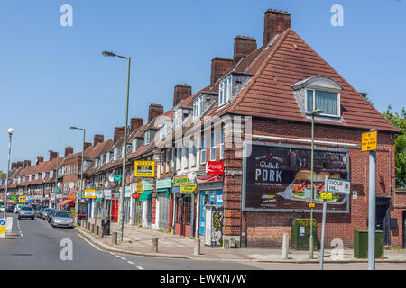 Reihe von terrassenförmig angelegten Häuser und Geschäfte auf Deansbrook Road, High Street, Edgware, HA 8, England, UK. Stockfoto