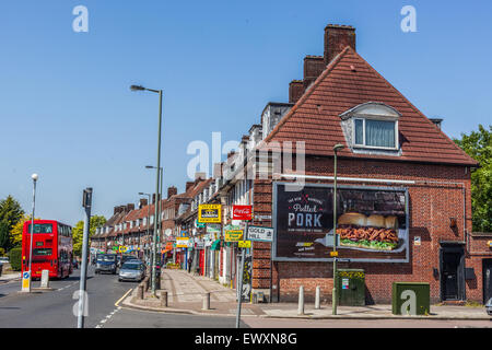 Reihe von terrassenförmig angelegten Häuser und Geschäfte auf Deansbrook Road, High Street, Edgware, HA 8, England, UK. Stockfoto