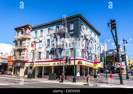 Das North Beach Wandgemälde und fliegende Bücher, an der Ecke Columbus Ave. & Broadway, Chinatown, San Francisco, Kalifornien, USA. Stockfoto