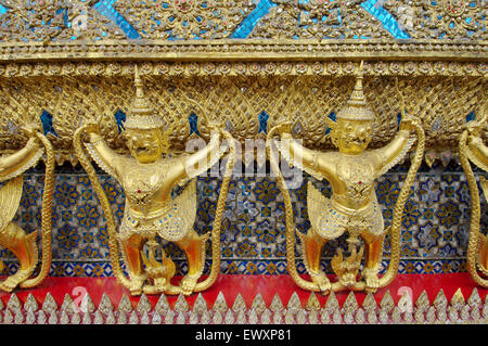 Garuda und Nagas, an der Außenseite des Ubosot des Wat Phra Kaew - Tempel des Smaragd-Buddha Stockfoto