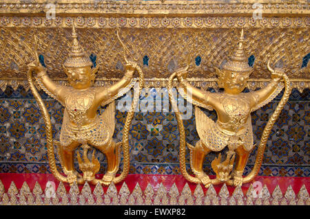 Garuda und Nagas, an der Außenseite des Ubosot des Wat Phra Kaew - Tempel des Smaragd-Buddha Stockfoto