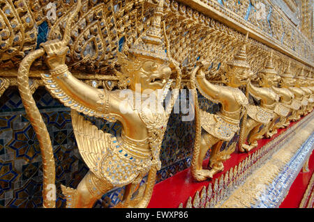 Garuda und Nagas, an der Außenseite des Ubosot des Wat Phra Kaew - Tempel des Smaragd-Buddha Stockfoto