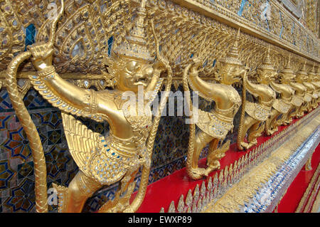 Garuda und Nagas, an der Außenseite des Ubosot des Wat Phra Kaew - Tempel des Smaragd-Buddha Stockfoto