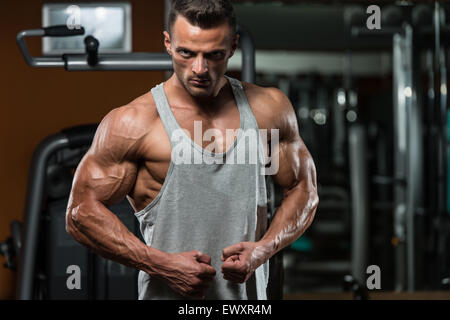 Portrait Of A passen körperlich jungen Mann - Muskeln Stockfoto