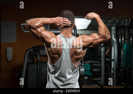 Portrait Of A passen körperlich jungen Mann - Muskeln Stockfoto