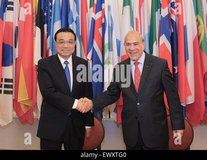 Paris, Frankreich. 1. Juli 2015. Chinesischer Premier Li Keqiang (L) trifft sich mit Jose Angel Gurria, Generalsekretär der Organisation für wirtschaftliche Zusammenarbeit und Entwicklung (OECD) in Paris, Frankreich, 1. Juli 2015. © Ding Lin/Xinhua/Alamy Live-Nachrichten Stockfoto