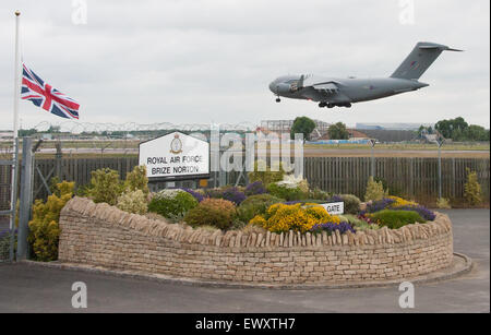 RAF Brize Norton, Oxfordshire, Vereinigtes Königreich. 2. Juli 2015. Der Satz der Särge der Opfer des Massakers in Sousse, Tunesien auf Freitag, 26. Juni 2015 der tunesischen Ferienort am Strand. Die RAF C17-Transporter kommt zu RAF Brize Norton Credit: Credit: Desmond Brambley/Alamy Live News Stockfoto