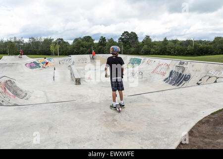 Heranwachsenden Jungen tragen Helm steht auf einem Skateboard Park bereit in Cannington Ontario Kanada zu tun, unten Stockfoto