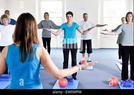 Junge Frau, die Teilnahme an einer Pilates-Klasse. Stockfoto