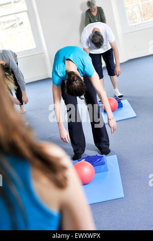 Junge Frau, die Teilnahme an einer Pilates-Klasse. Stockfoto