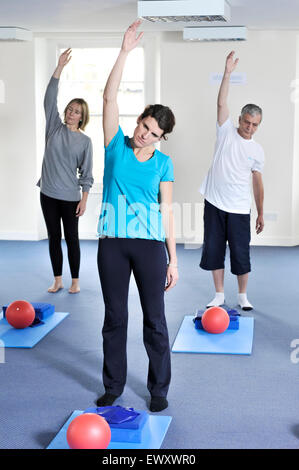 Junge Frau, die Teilnahme an einer Pilates-Klasse. Stockfoto